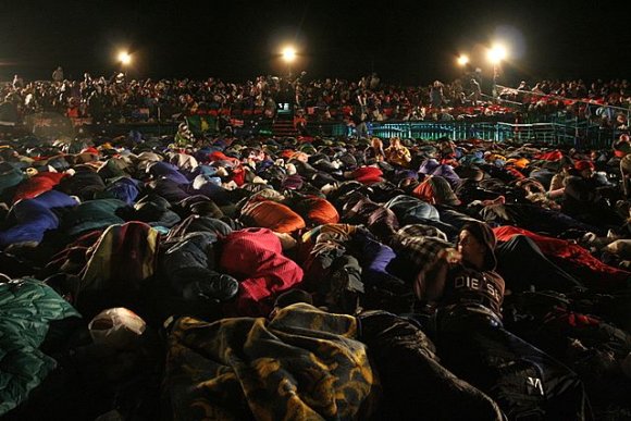 Gallipoli, Anzac Cove - Anzac Day 2007, People waiting in their sleeping bags at night