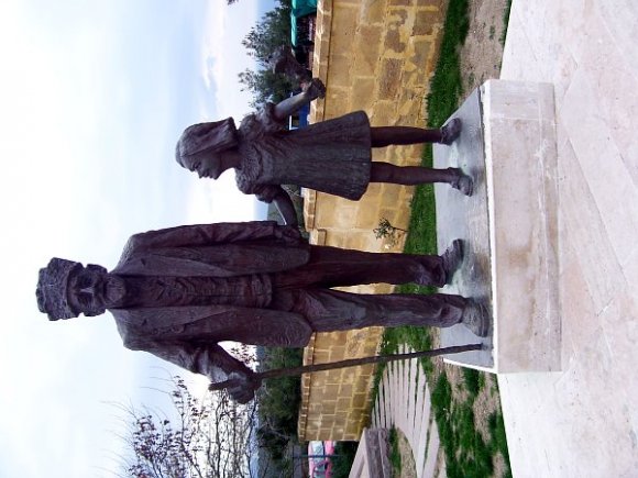 Gallipoli, 57th Infantry Regiment Memorial - Oldest Turkish veteran of the campaign with his grandgrandchild