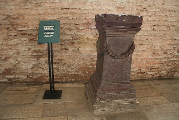 Porfir Altar