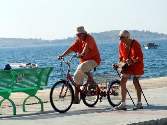 Foça - People cycling and walking