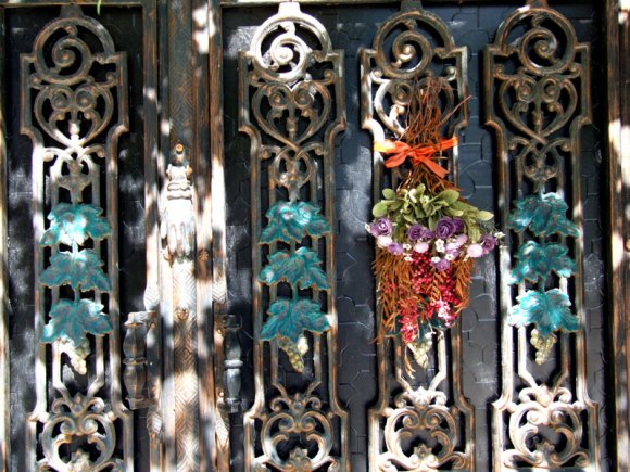 Foça - A detail from an house door