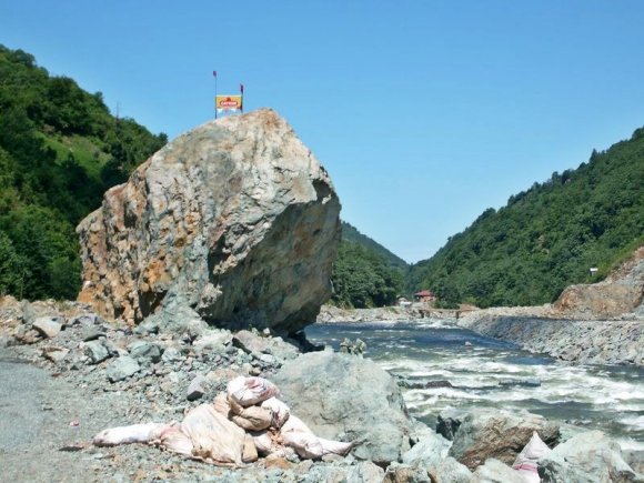 Road to Çamlıhemşin through Fırtına Stream